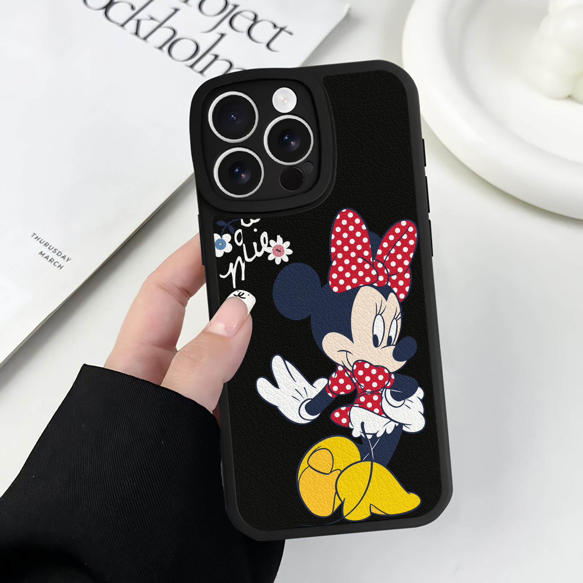 （画像用） ミッキーマウス Mickey Mouse 【iPhone 16シリーズ対応】シリコンスマホケース（レザー調） 材質：シリコン